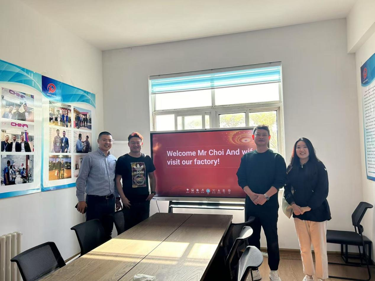 Korejští zákazníci navštíví naši továrnu