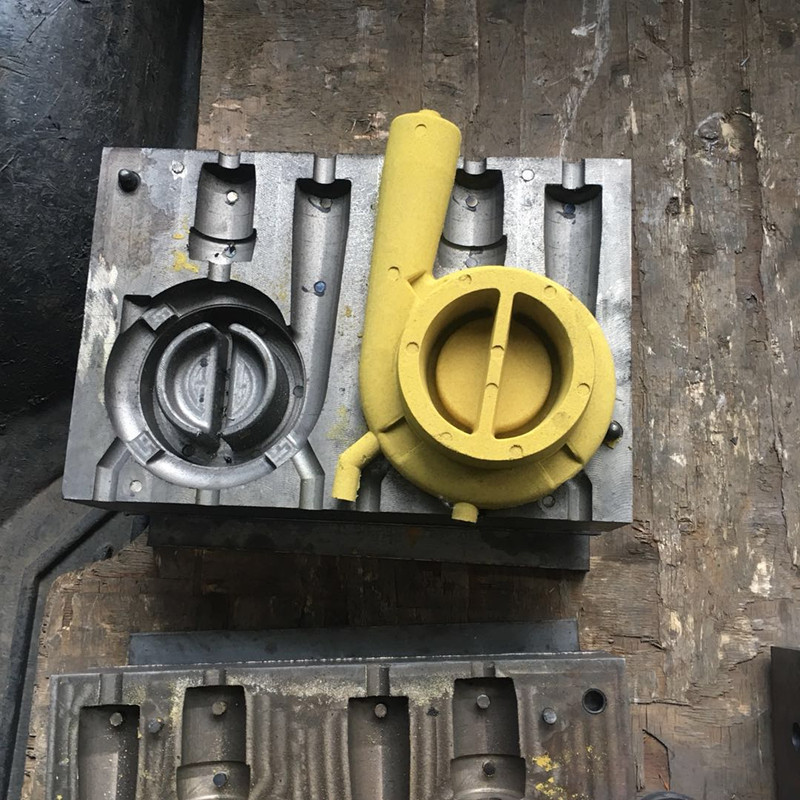 Jak zabránit defekty porozity způsobené zvýšenou vlhkostí během výroby odlitků pomocí technologie potahované písečky v létě?