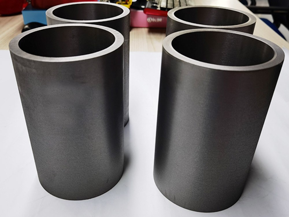 Jaké jsou účinky vysokého nebo nízkého obsahu křemíku na výkon mechanického zpracování šedé litiny 200?